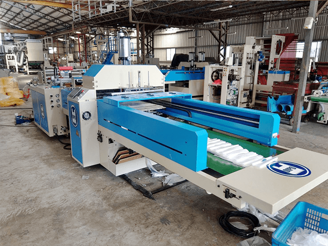 The plastic machinery industry is fully moving towards a fully automated production line.