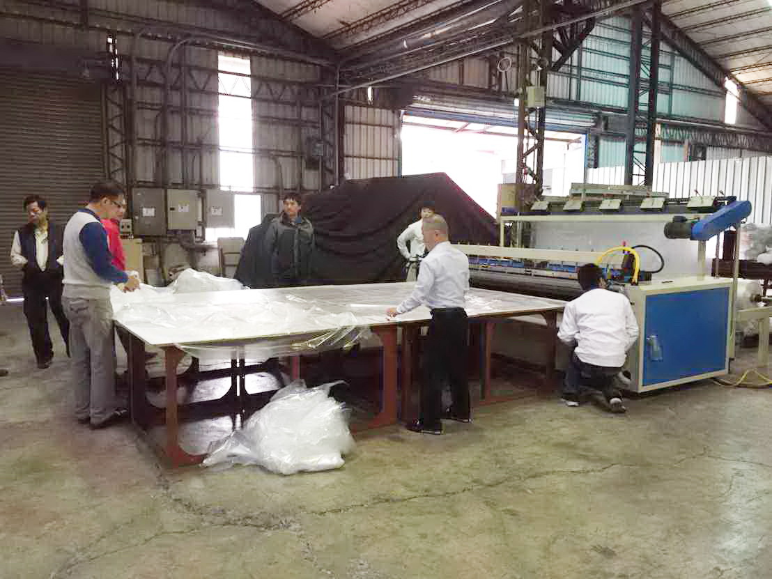 Japanese customers come to our company to inspect our bag making machines.