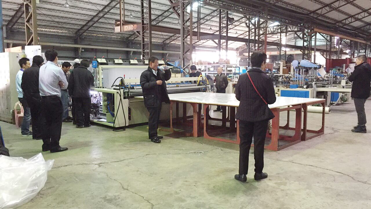 Machine de fabrication de sacs plats extra longs au Japon.